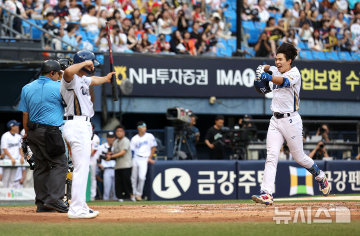 세레머니하며 홈인하는 NC 신재인