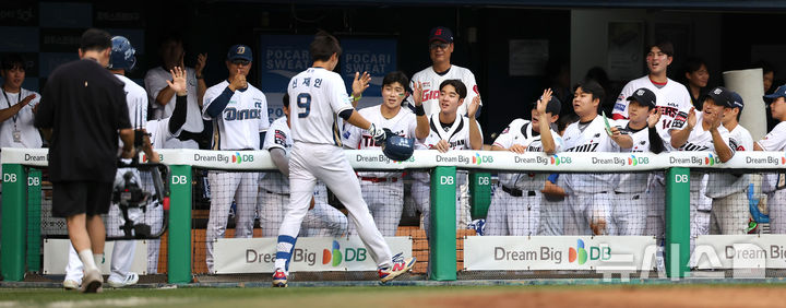 투런포 축하받는 신재인