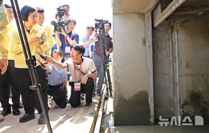 충북 침수 피해 현장 찾은 한성숙 총리