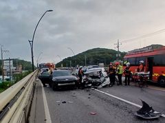 인천 고가도로서 차량 정면충돌…4명 사상