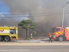 서산 자동차 선팅업체에서 화재…소방당국, 진화 작업중