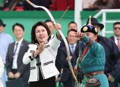 몽골 전통 활 쏘는 김혜경 여사