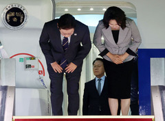 나토-몽골 순방 마치고 귀국한 이재명 대통령 부부