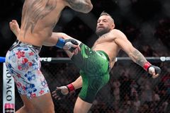 UFC 맥그리거, 5년 만의 복귀전서 무릎 다쳐 허무하게 패배