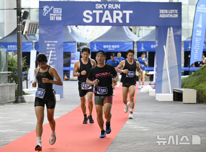 2026 롯데 아쿠아슬론, 도심속 승자는? [뉴시스Pic]