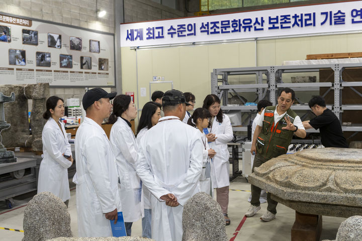 한파에 갈라진 보물 '보현사 낭원대사탑비'…보존처리 현장 첫 공개