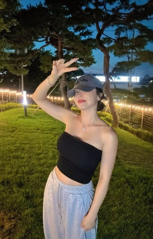 홍진영, 튜브톱으로 드러낸 볼륨감…시선 사로잡은 몸매