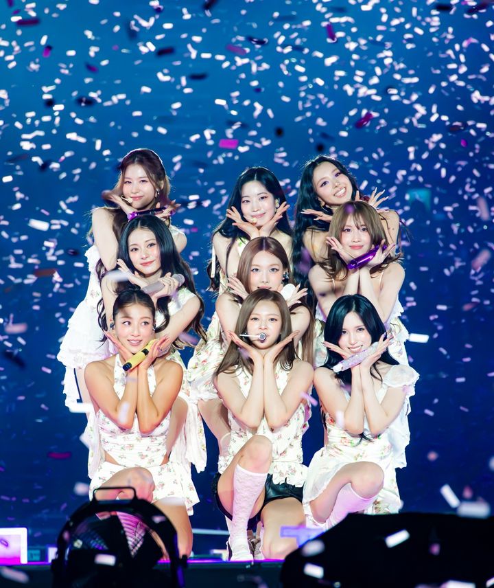'11년 동행' 트와이스·JYP…원심력으로 뻗어갈 9개의 별, 하나의 은하계 이루다