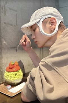 샤이니 키, 빙수 앞에 두고 날렵한 턱선 눈길