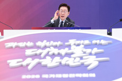 이 대통령, '개량형 소총, 병사들 구경도 못 해' 보도에 "정치적 공격"