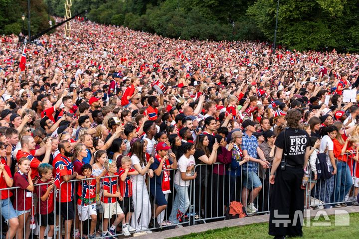 국가대표팀 환영하는 노르웨이 축구 팬들