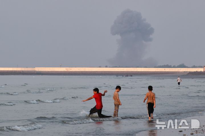 "호르무즈 해협 재봉쇄로 발 묶였다"…K항공·해운 '고비용 악재' 직면