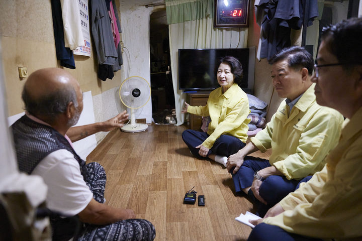 폭염 뚝방촌 찾은 추미애 "기후위기, 취약층에 더 큰 피해"