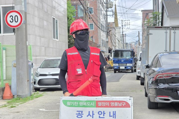 폭염 속 건설 현장 '온열질환과 사투'…"물·휴식으로 버틴다"