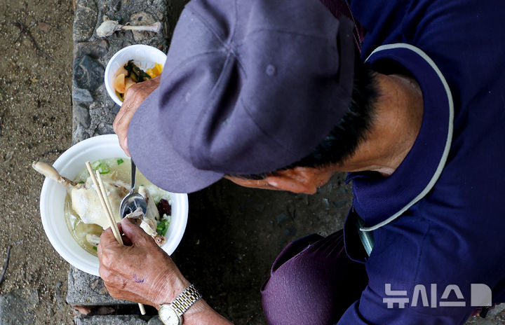 무더위도 막지 못한 나눔, 삼계탕으로 맞이하는 초복 [뉴시스Pic]