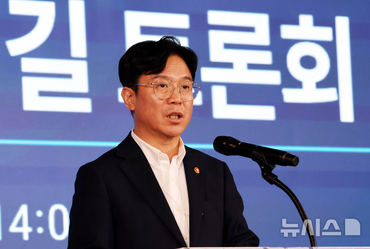노동장관 "프랑스 노동·복지 위기, 한국도 직면…일터 민주주의 필요"