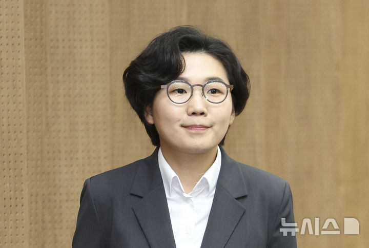 "86세대는 가라" 외친 김보미…李, 하루 만에 김보미 SNS 팔로우
