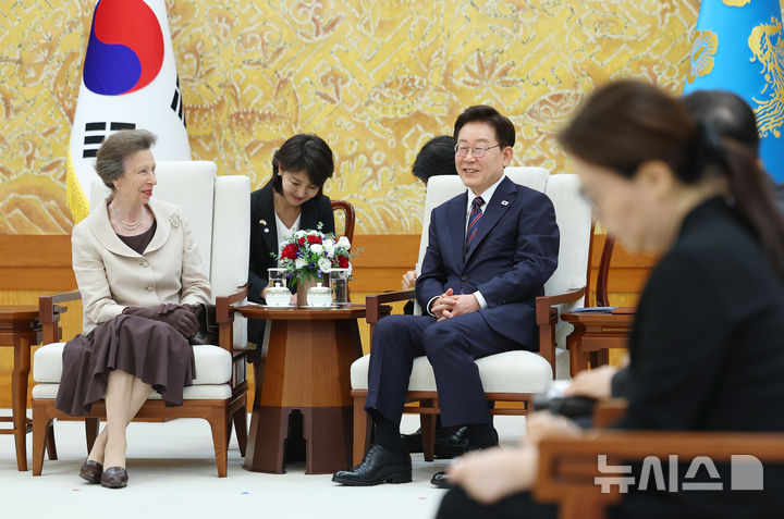 8년 만에 한국 온 英 앤 공주 만난 이재명 대통령 [뉴시스Pic]