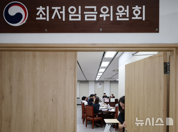 내년 최저임금 1만700원 확정…올해보다 380원 올랐다