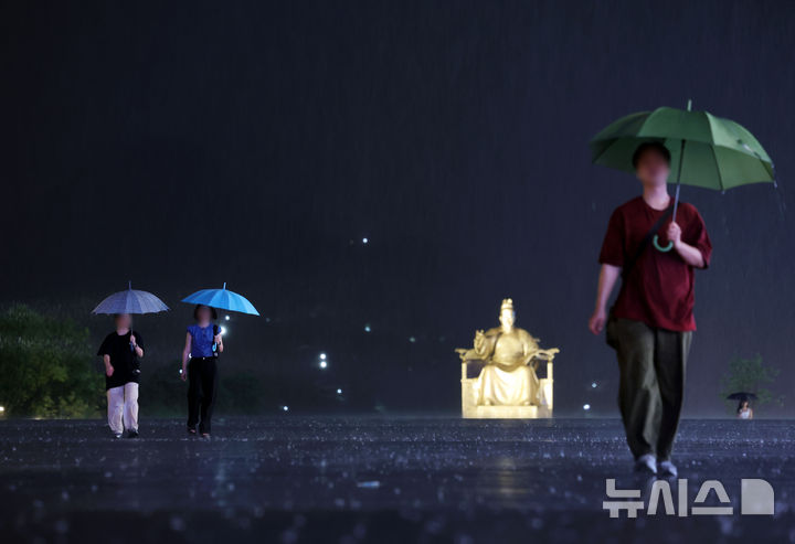 월요일 전국 장맛비…'낮 최고 33도' 폭염 계속