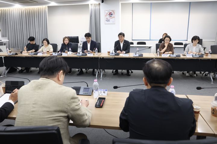 최휘영 장관, JTBC 기업회생 여파 점검…