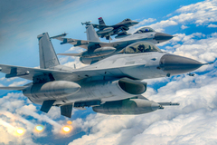 플레어 발사하는 한미 공군 F-16