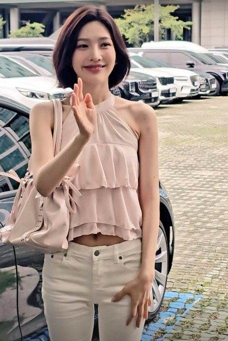 조이, 핑크색 홀터넥 입고 드러낸 직각 어깨…'뼈말라' 몸매