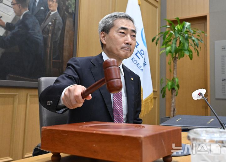 한은, 3년 6개월 만에 기준금리 인상… 금통위원 전원 찬성 [뉴시스Pic]