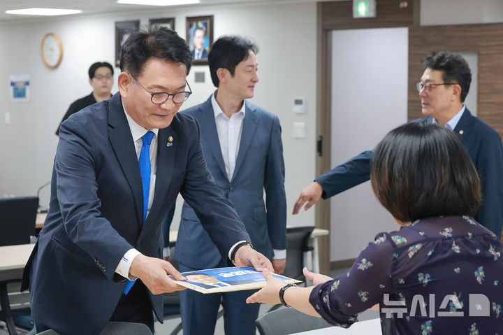 '출마자격 도마' 송영길·김용 "檢탄압 피해자를 배제? 전대 정당성 의심받을 것"