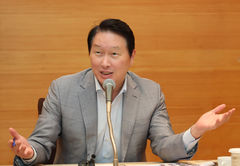 최태원 회장 "SK하이닉스 성과급, 주주 등 이해관계자 고려해 재검토 가능"