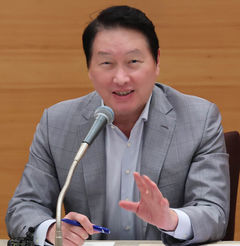 최태원 회장, 직접 나섰다…SK하이닉스株 48억원어치 첫 매수 "책임경영 의지"