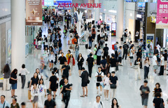 제헌절 연휴, 북적이는 인천공항