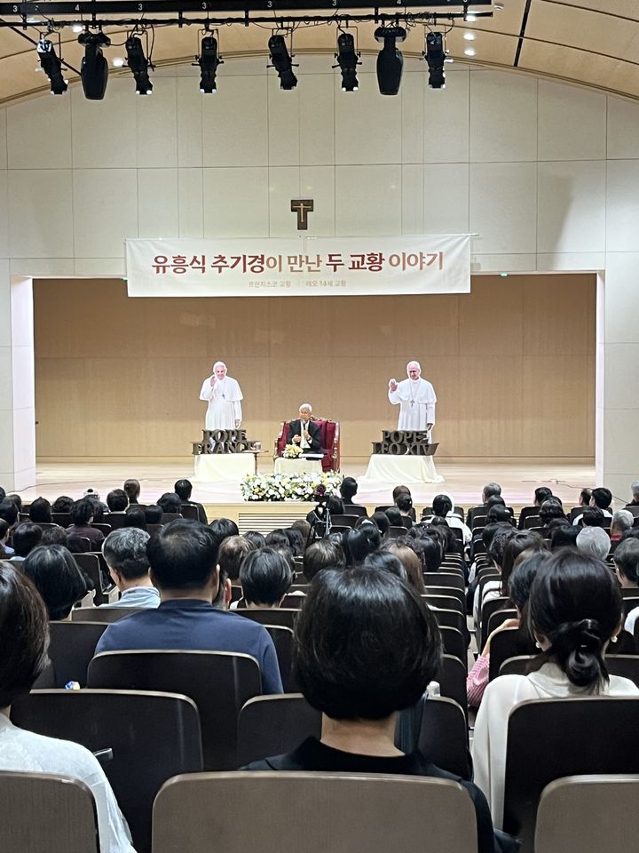 유흥식 추기경이 들려준 두 교황 이야기…