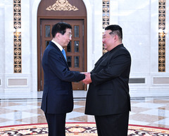왕후닝 주석 접견하는 김정은 국무위원장