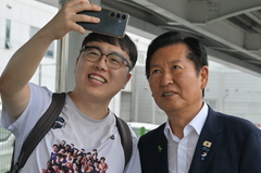 제헌절 연휴 광주시민들과 인사하는 정청래