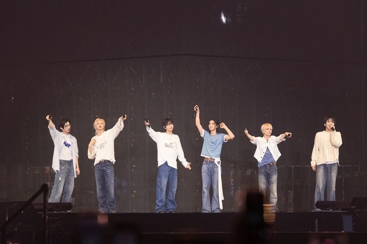 보이넥스트도어, 전 세계를 향한 눈부신 집들이 '홈'…'옆집 소년들'의 진화