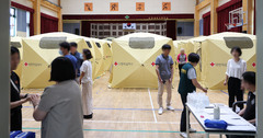 초등학교 체육관에 설치된 쿠팡 물류센터 화재 임시 대피소