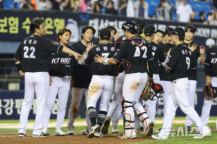 KT '7연승 질주'…LG 4-1 꺾고 2위 탈환 [뉴시스Pic]