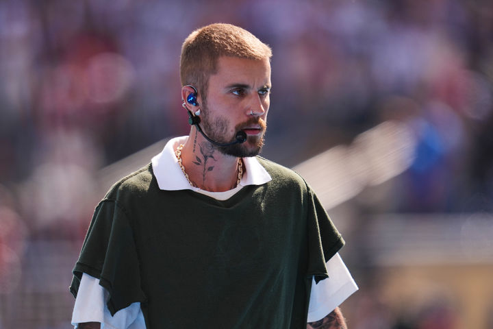 저스틴 비버, 13년 만에 내한했다…패션브랜드 팝업 인산인해
