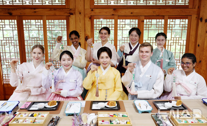 김혜경 여사, "한국 전통공예 사랑받을 수 있도록 응원 보낼 것" [뉴시스Pic]