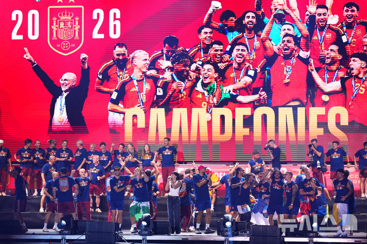 환영식 무대에서 인사하는 스페인 축구 대표팀 