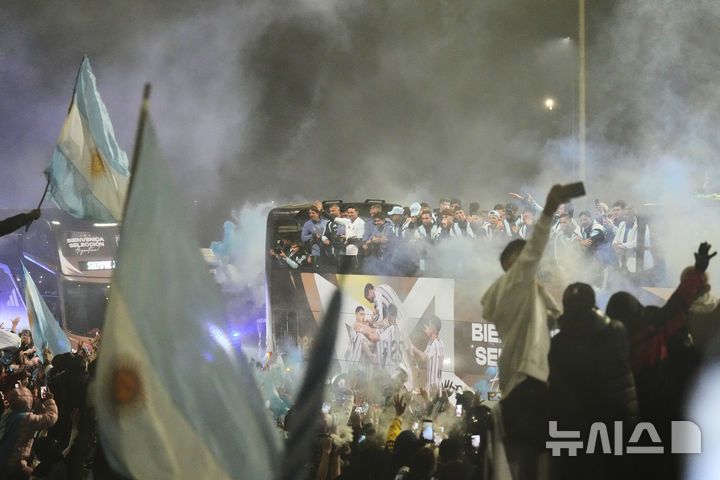 축구 팬들 환영받는 아르헨티나 축구 대표팀