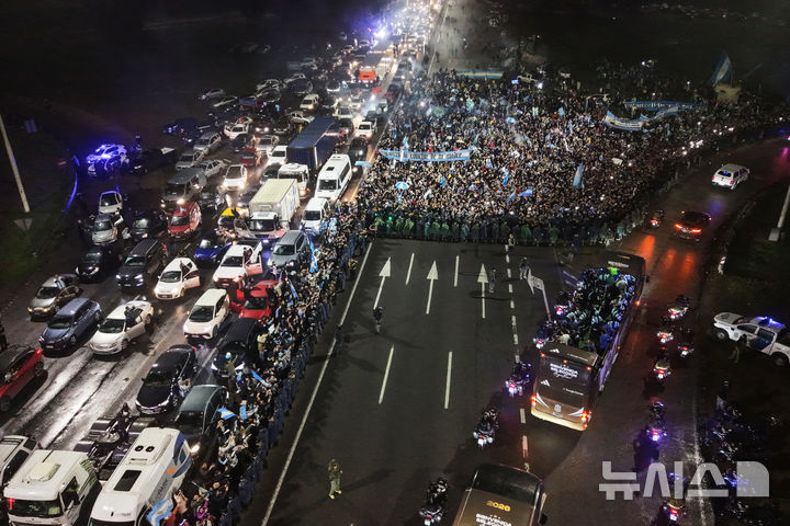 거리 퍼레이드 펼치는 아르헨티나 축구 대표팀