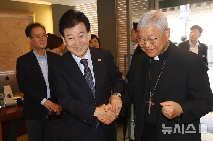 유흥식 추기경 만난 정동영 장관 "내년 교황 방한 한반도 평화의 큰 축복" [뉴시스Pic]