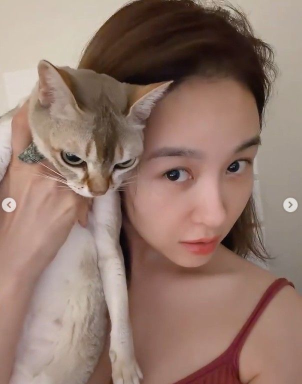 46세 옥주현, 빨간 나시 입고 반려묘와 셀카…수수한 일상 공개