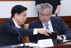 대화나누는 박인규 과기혁신본부장-이주한 대통령실 과학기술연구비서관