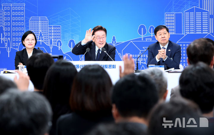 이재명 대통령, "부동산 규제, 주택 가격 통제하려는 것 아닌 시장 정상화 조치" [뉴시스Pic]