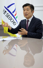 뉴시스와 인터뷰하는 전성수 서초구청장