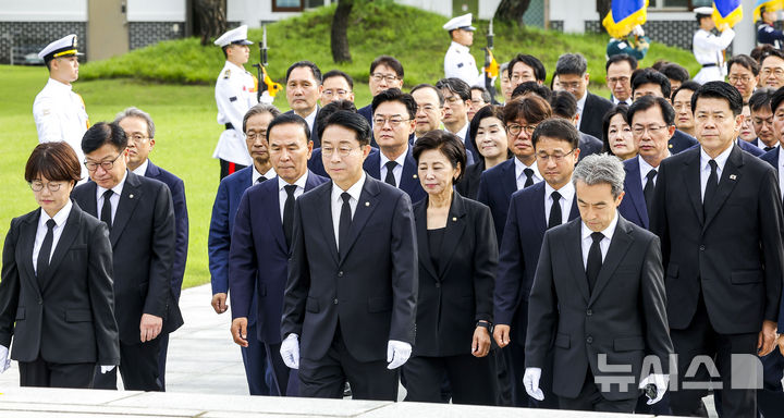 '국회 후반기 원 구성 마무리' 조정식 의장·여야, 국립서울현충원 참배 [뉴시스Pic]