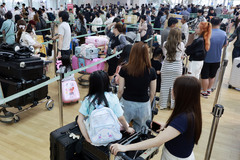 휴가철 여행객 많은 인천공항 출국장